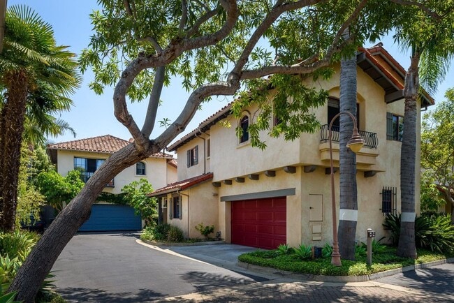 Primary Photo - Great Location 3 bdrm townhome