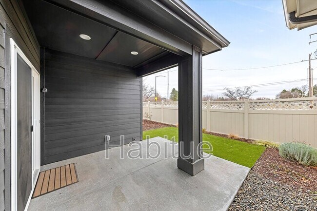 Building Photo - 917 E Bissett St