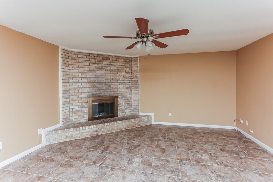 Building Photo - 1804 Primrose Ln