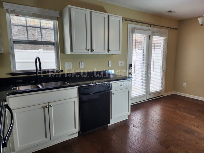 Building Photo - 19 Barnett Shoals Dr