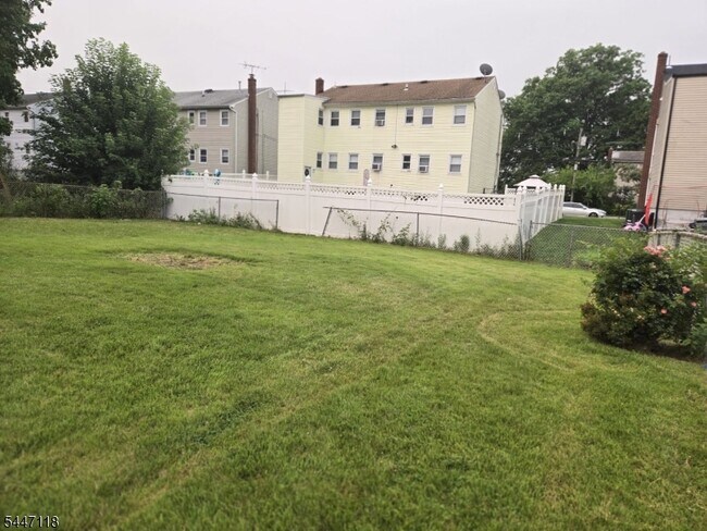 Building Photo - 832 Dewey St
