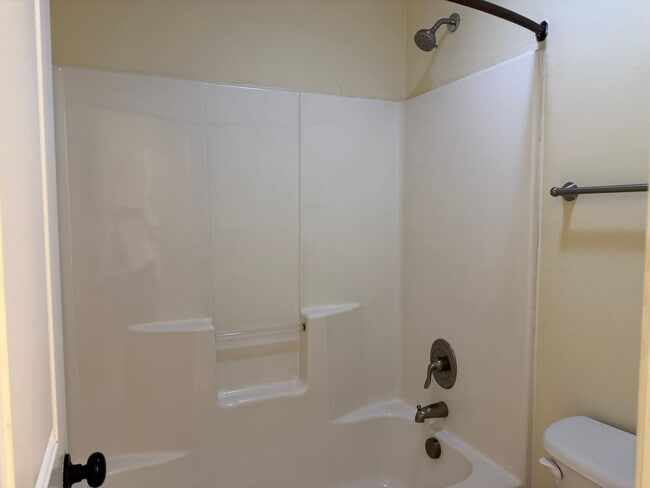 Building Photo - Beautiful Home in River Bluffs