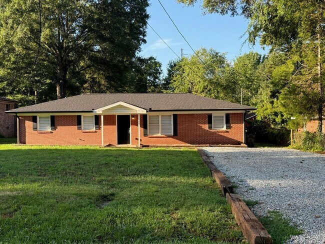 Building Photo - Charming 4 Bedroom Home located in Histori...