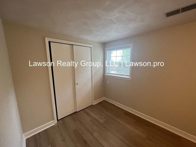 Building Photo - Beautiful Cave Spring Split Level with Bac...