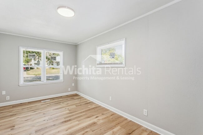Building Photo - 648 N Glendale St
