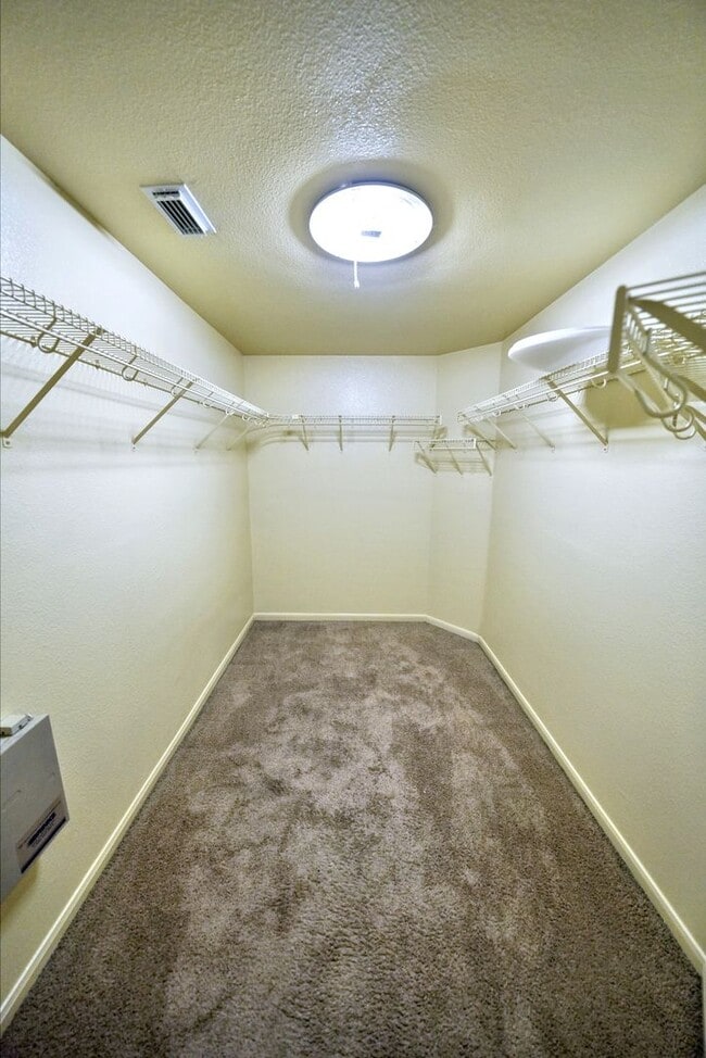 Building Photo - Beautiful Rental now available in Thistle ...