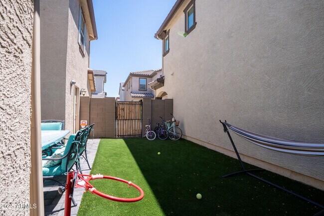 Building Photo - 16425 W Latham St