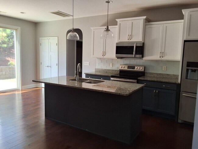Building Photo - West Knoxville 37922 - 4 bedroom, 3 bath home - Contact Sharon Arnwine (865) 313-7215