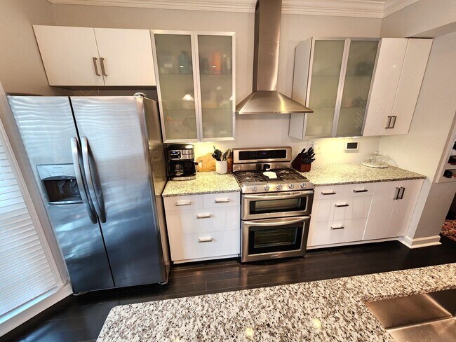 Building Photo - Location, location, location! Beautiful 2BR/1.5BA townhouse in West End Park!