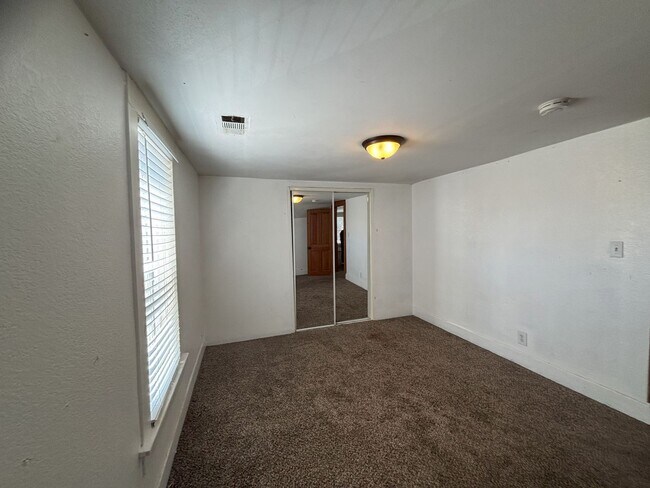 Building Photo - Charming 2 Bedroom 1 Bath Close to Downtown