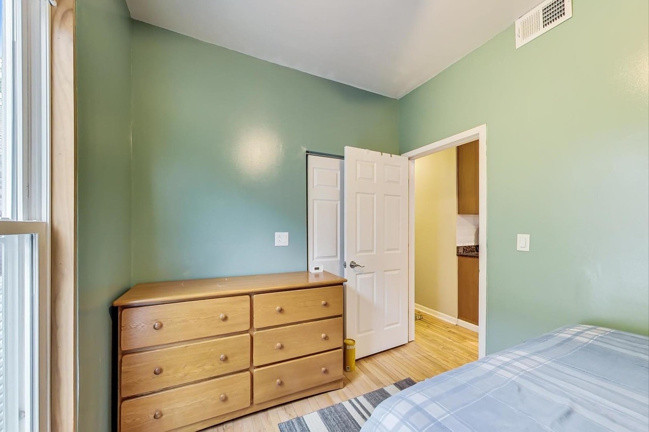Building Photo - 3618 W Dickens Ave