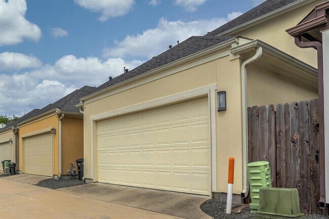Building Photo - 2050 Palm Forest Ln