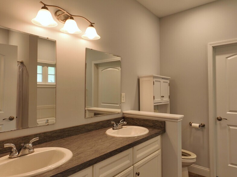 Building Photo - 425 Shamrock Ct