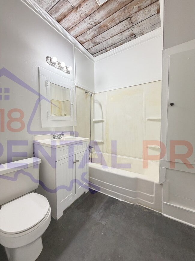 Building Photo - Recently Updated 3 Bedroom House