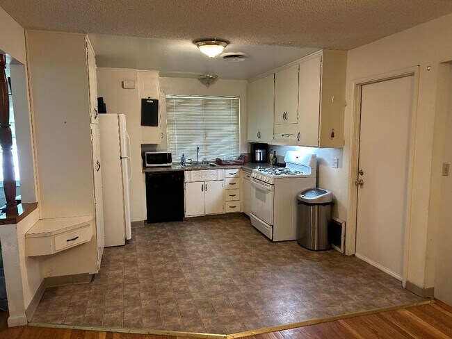 Building Photo - 10018 Cirrus Way