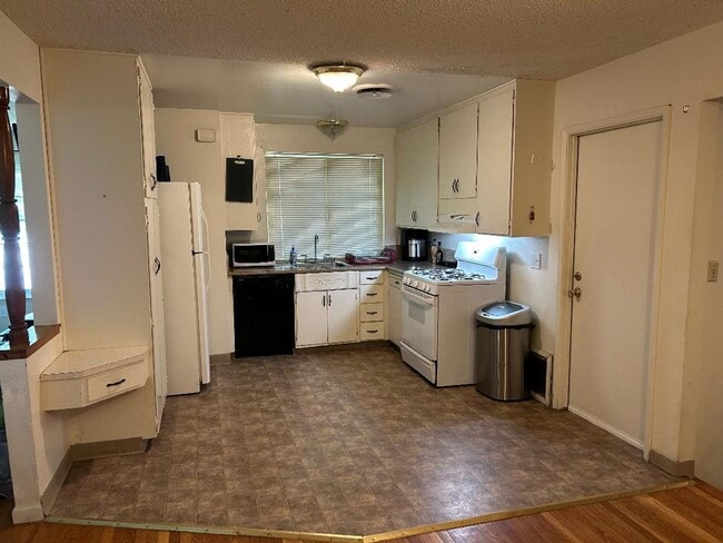 Building Photo - Adorable 3/2 Central Sacramento!  PLEASE READ ENTIRE AD FOR VIEWINGS!