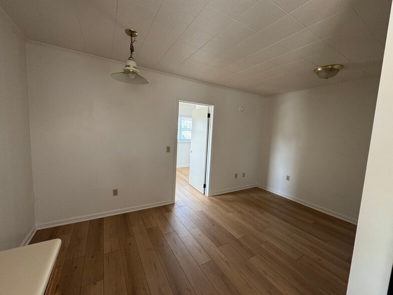 Eat in area and kitchen - 118 Riverside Dr