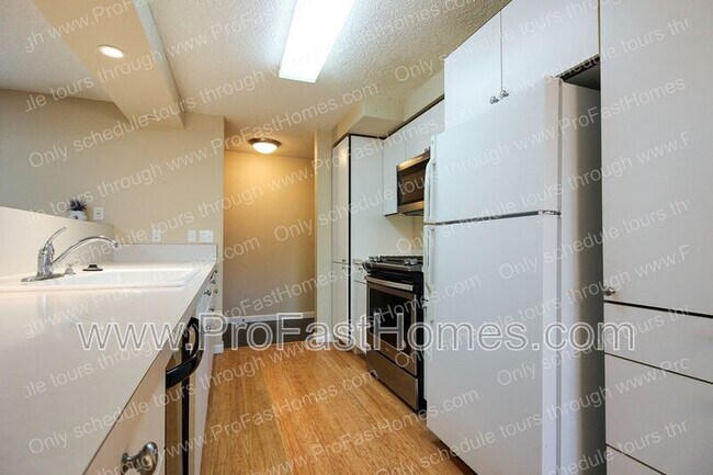 Building Photo - 14210 SW Rochester Dr