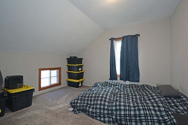 Building Photo - 320 4th St W