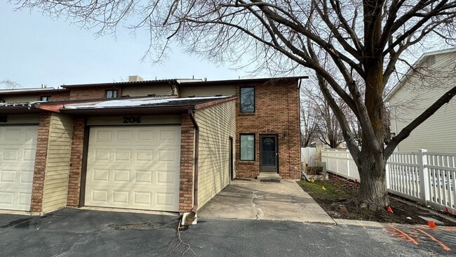 Primary Photo - Beautiful town home in Centerville! 3 bedr...