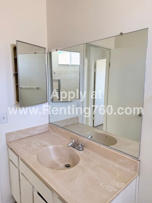 Building Photo - Spacious 2 Bed 1 Bath Home With Indoor Lau...