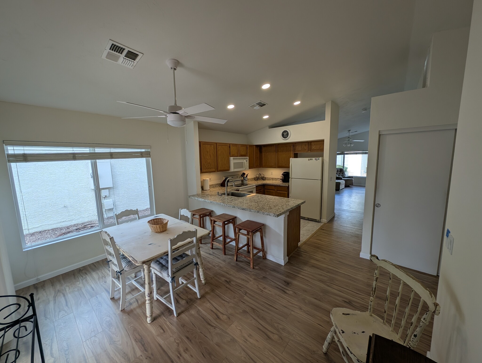 Building Photo - 1120 N Val Vista Dr