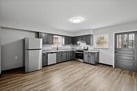 Building Photo - Stunning 3 bed, 2 bath home in East Hills available August 1!