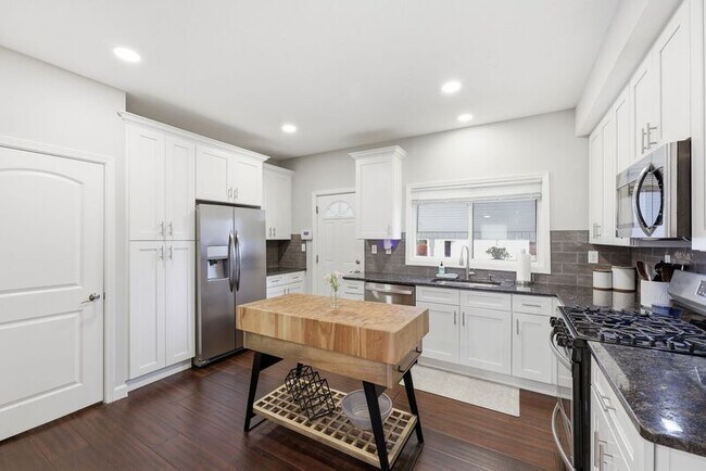Building Photo - 621 Reinhard Ave