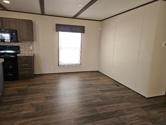 Building Photo - 482 McDonald Ln W