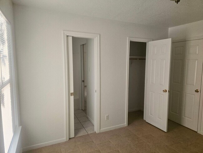 Building Photo - 1602 Van Zanten Dr