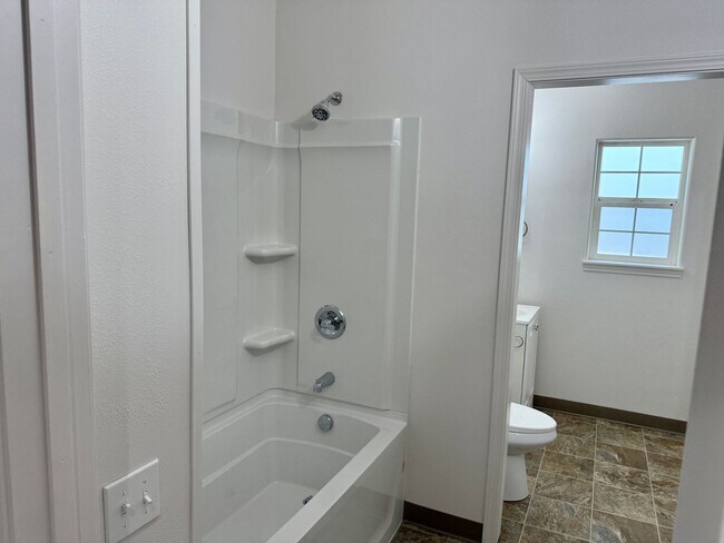 Building Photo - Amazing Remodel-5 Bed 3 bath duplex unit