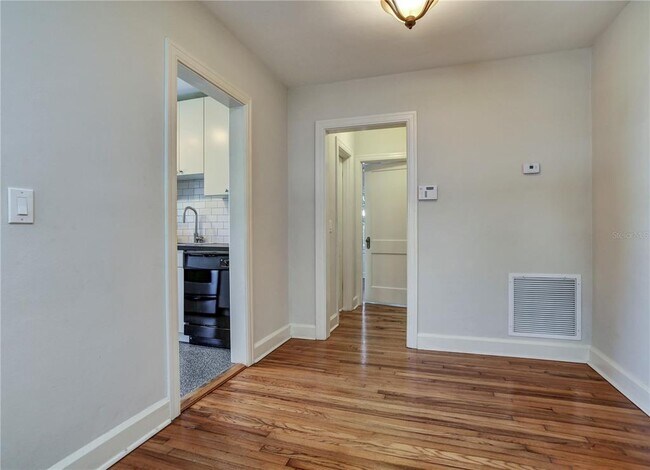 Building Photo - 404 S Westland Ave