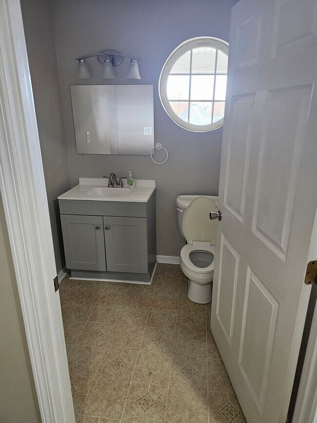 Building Photo - 1737 Moses Ave