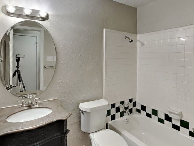 Building Photo - No App Fees. 1 Month Free Rent*