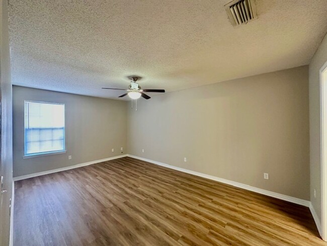 Building Photo - 2 bedroom/2 bathroom/2 car garage town hom...