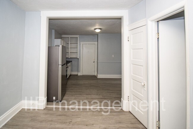 Building Photo - Cute and clean 1 bedroom unit in the heart...