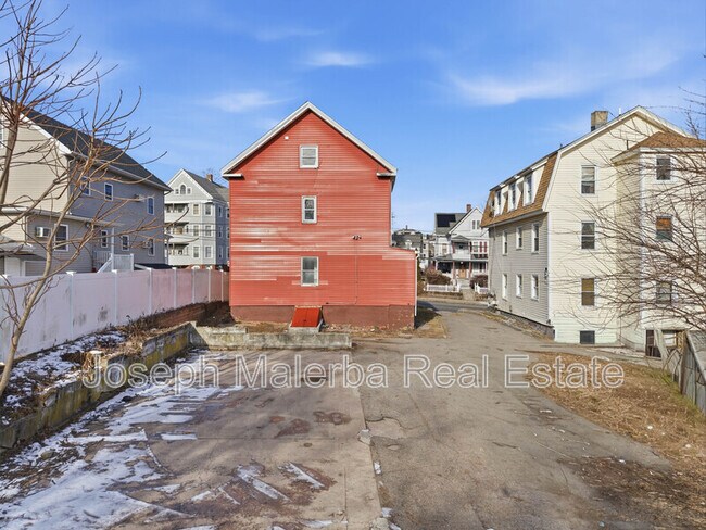 Building Photo - 848 Bank St