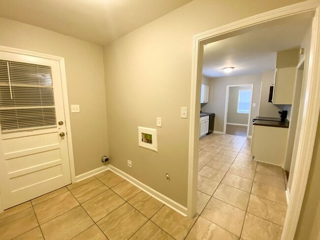 Building Photo - Large 3 bed, 2 bath home near Raines and I...