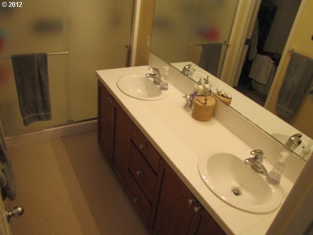 Main en suite double vanity, walk in closet - 17139 SW Berkeley Ln