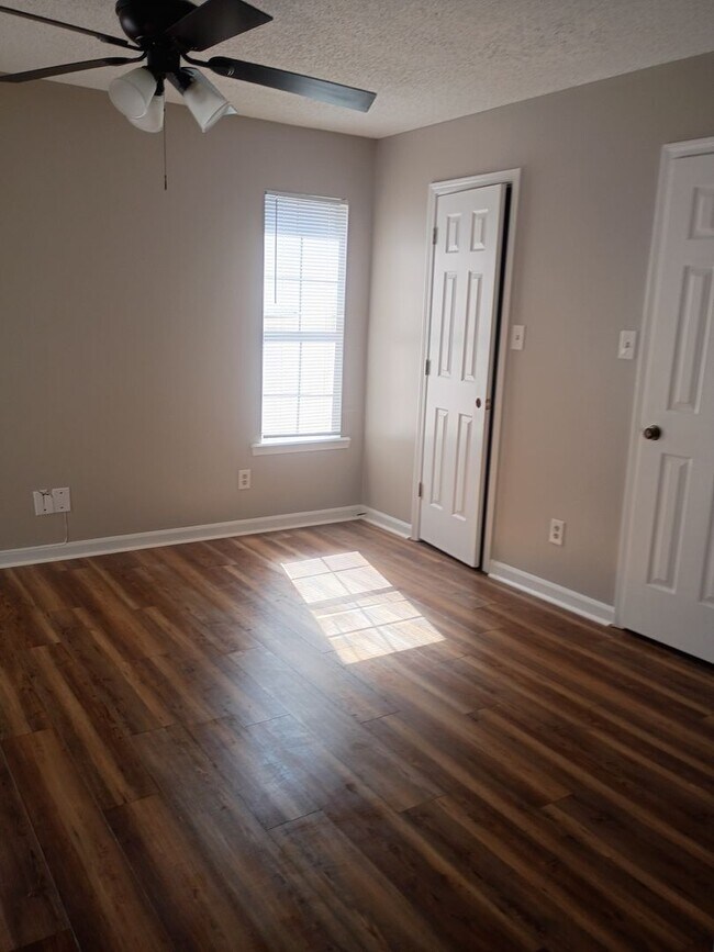 Building Photo - MOVE IN READY