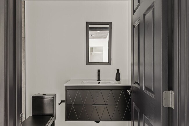 Building Photo - A 5 bedroom, 4 bathroom Fully Furnished Apartment at 1515 1/2 Selby Ave.