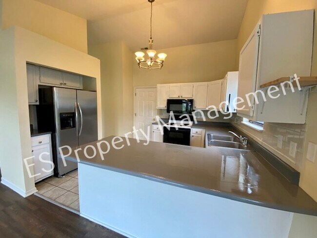 Building Photo - Wonderful 3 Bedroom 2 Bathroom Ranch Style...