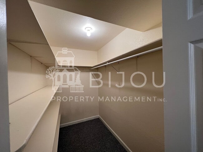 Building Photo - Spacious Rockrimmon Townhome