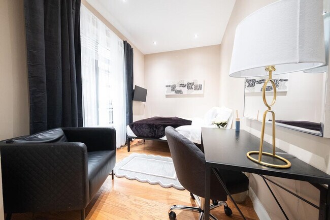 Building Photo - 5 W 101st St