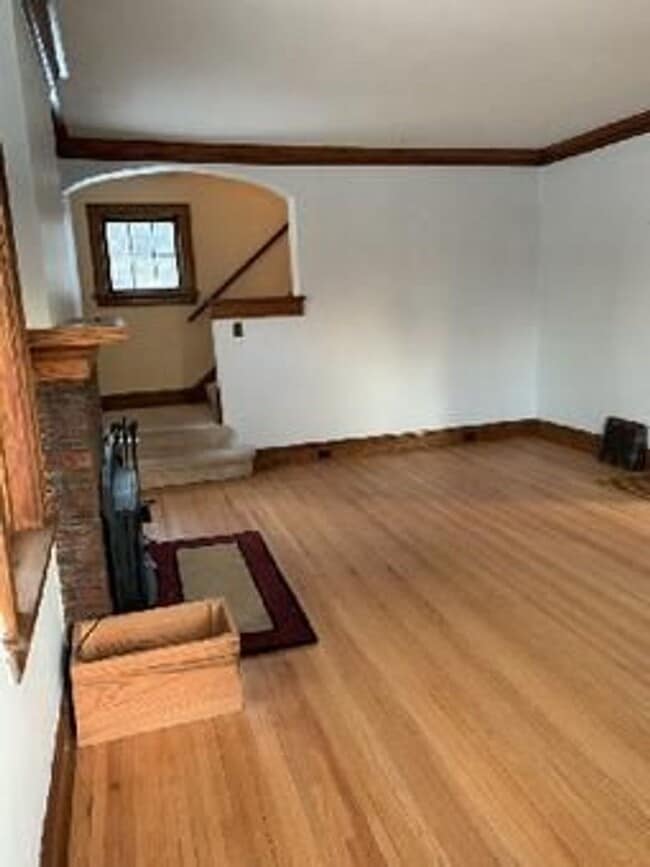 Building Photo - AVAILABLE AUGUST -  3 BED 2 BATH