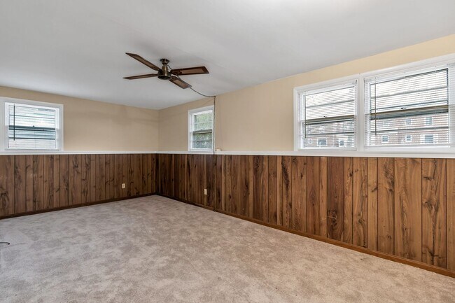 Building Photo - Well Maintained 3 Bedroom 1.5 Bathroom Spl...