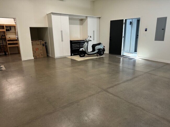 Building Photo - Gorgeous new home in Discovery West