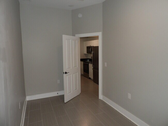 Building Photo - 609 Taylor Ave