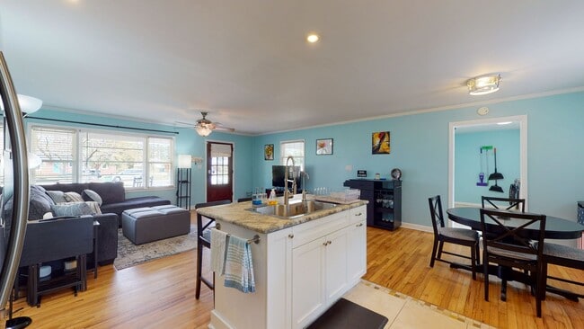 Building Photo - 110 Pinecliff Dr