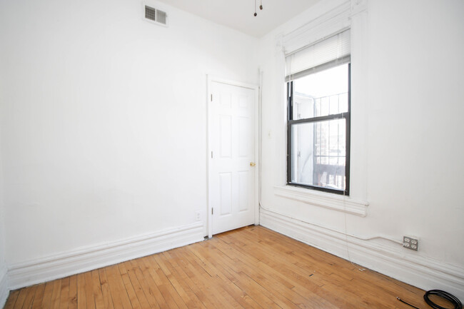 Building Photo - 921 S Laflin St